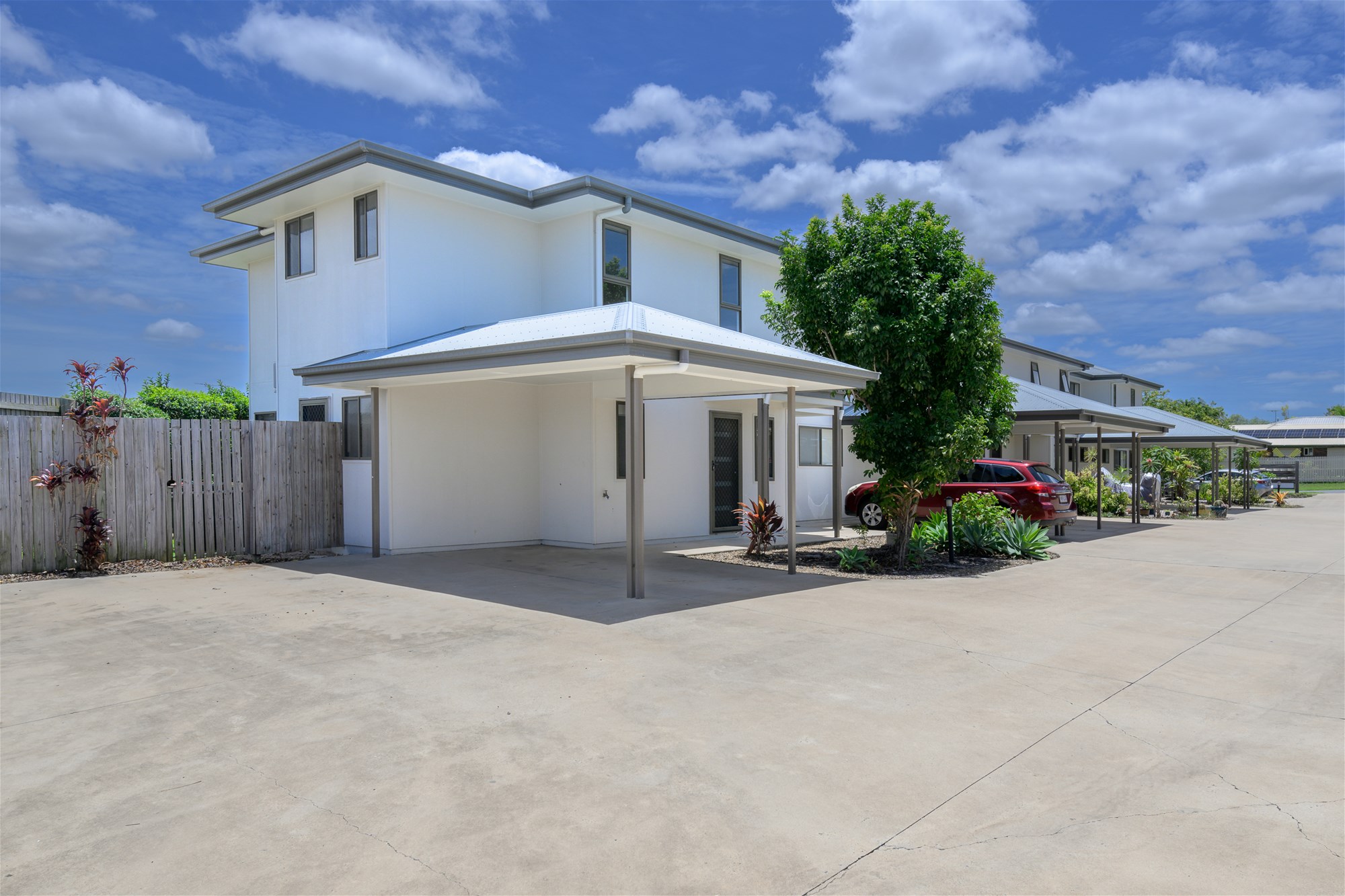 Modern Townhouse Located In Quiet Complex