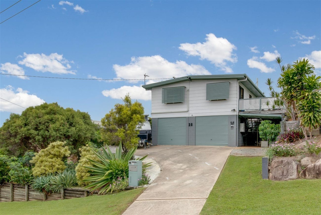 Spacious Family Home with Stunning Views & Pool – Perfect for Relaxing and Entertaining!