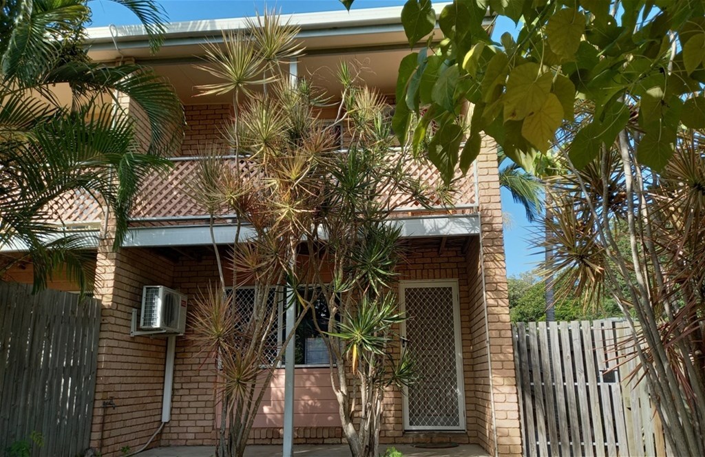 Townhouse located in Gladstone Central – Partly Furnished