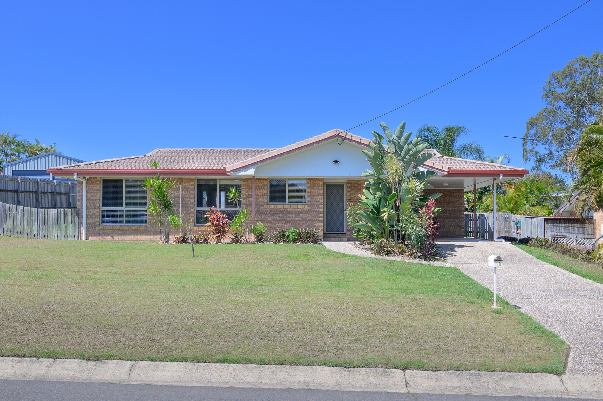 AIR CONDITIONED LOWSET BRICK HOME IN POPULAR BOYNE ISLAND LOCATION