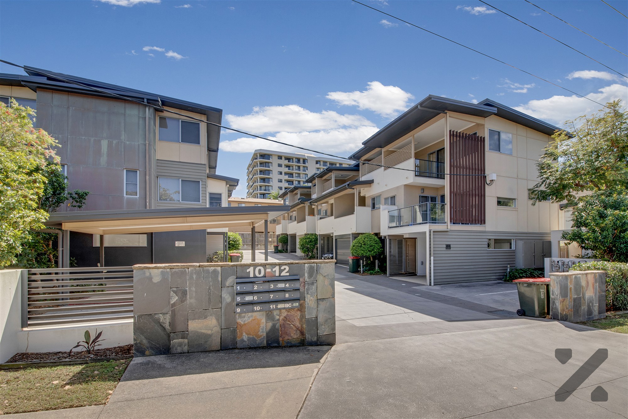 MODERN 3 STOREY TOWNHOUSE METRES FROM GLADSTONE HOSPITAL & CLOSE TO CBD!