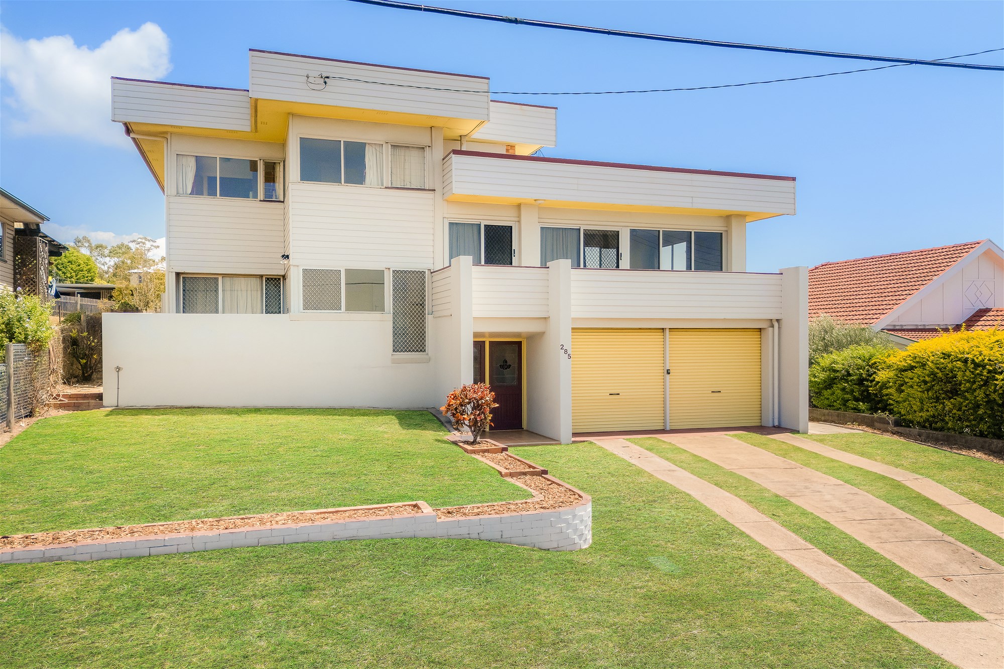 Spacious 5 Bedroom Family Home with Stunning Harbour Views & Sea Breezes