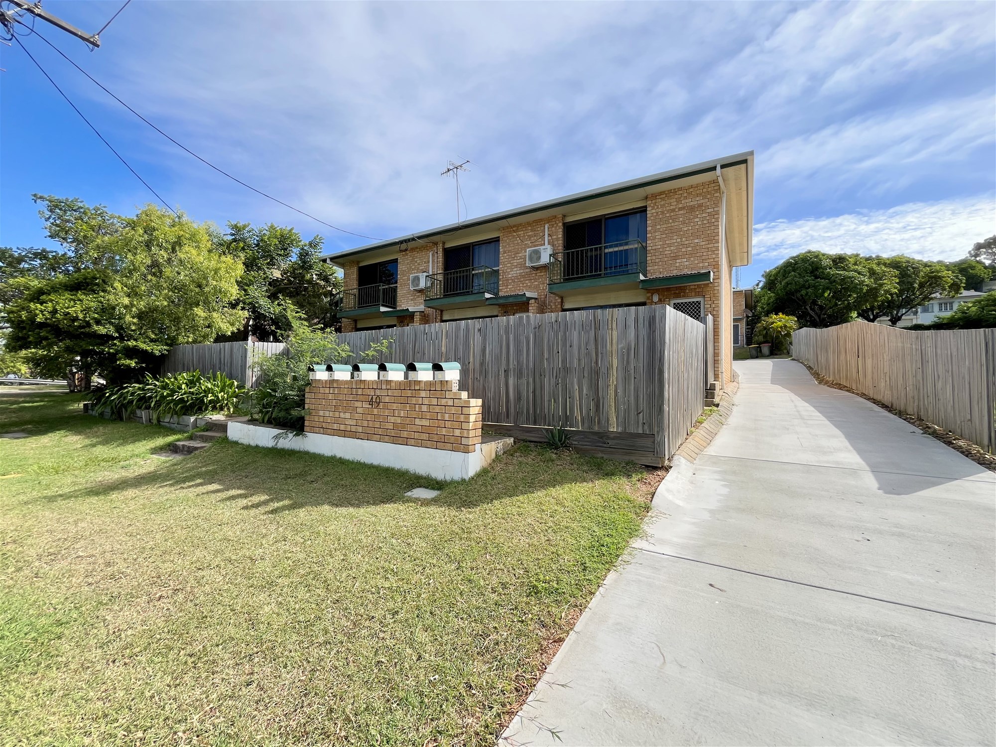 Air Conditioned Townhouse in Quiet Complex with White Goods