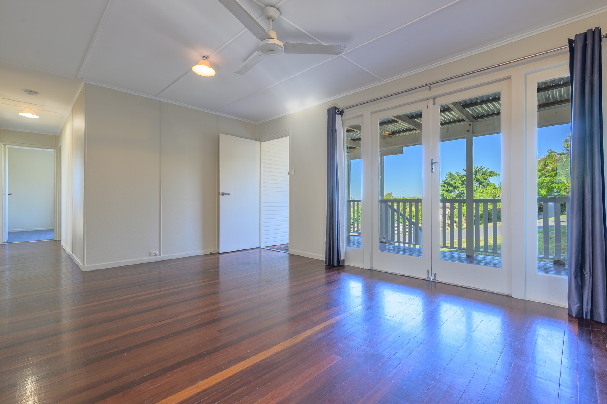 Great Location – Walking distance to Shops