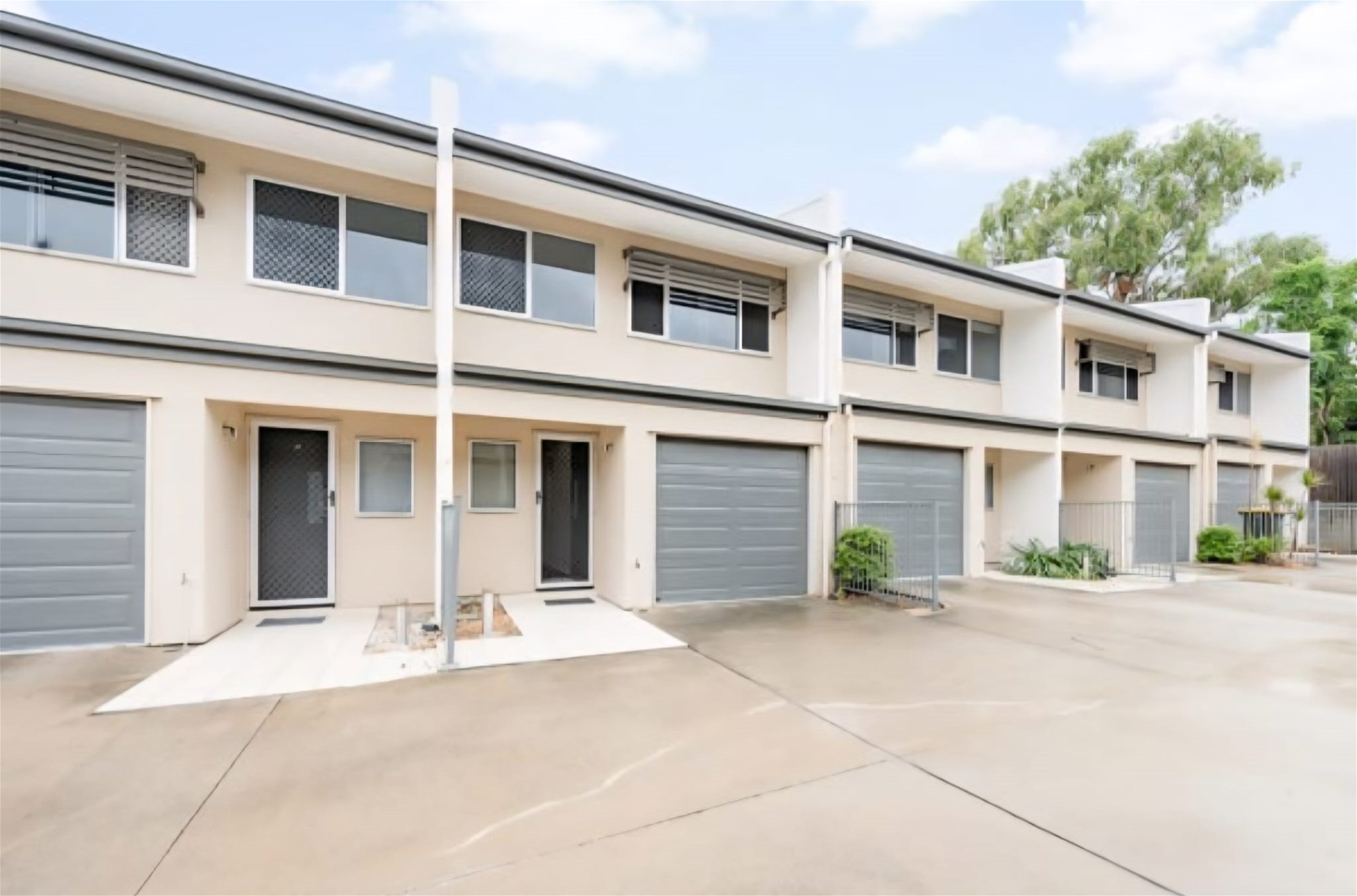 Modern 2 Bedroom Unit in Tidy Complex