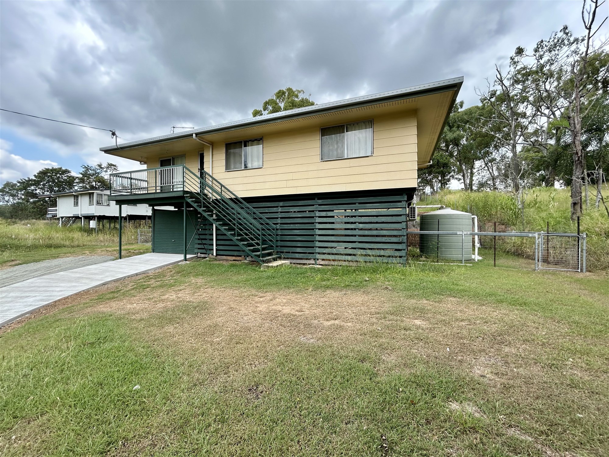 Prime location in Mount Larcom!!!