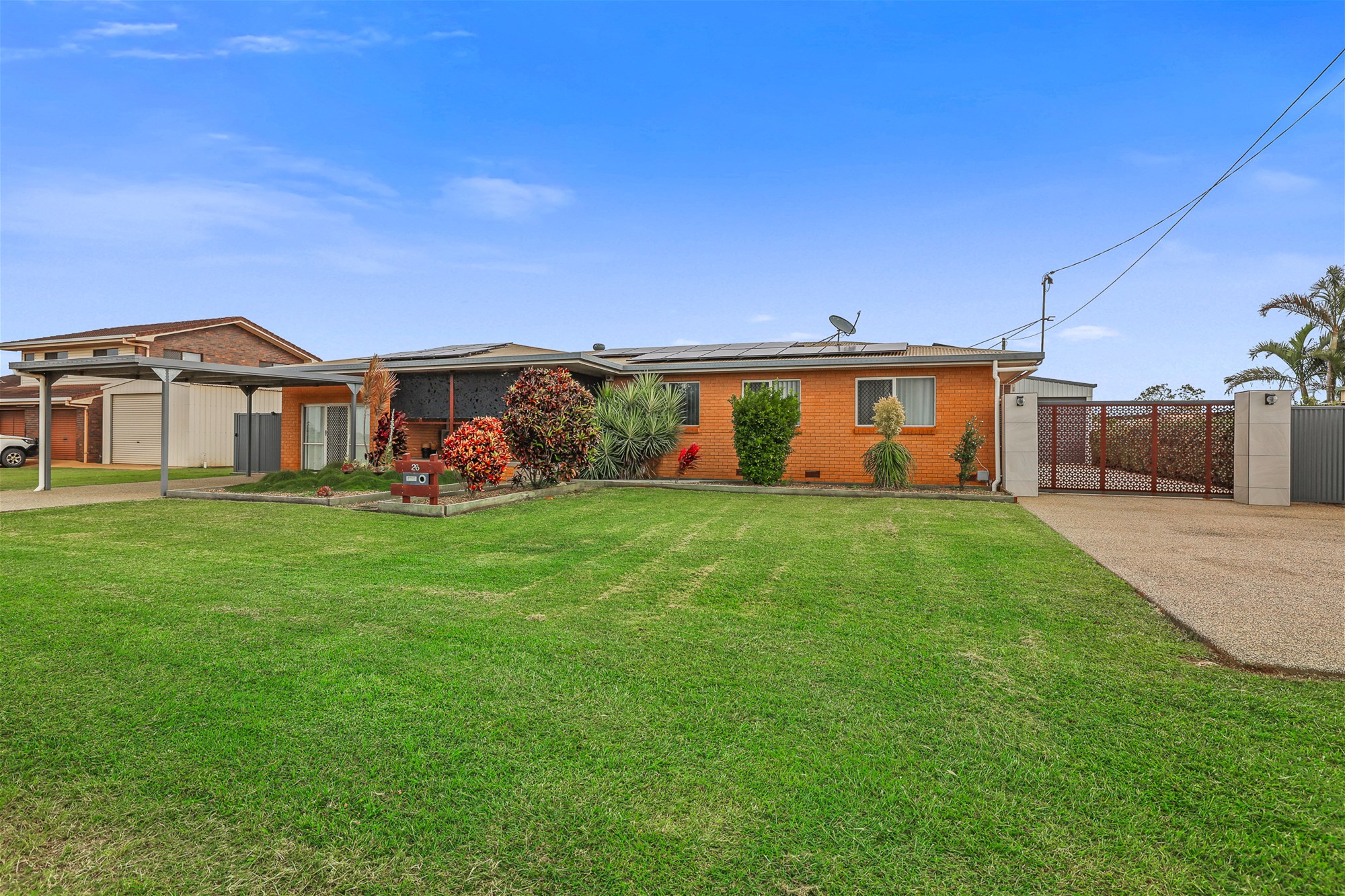 IMPRESSIVE FAMILY HOME WITH HUGE SHED ON 1,012m2