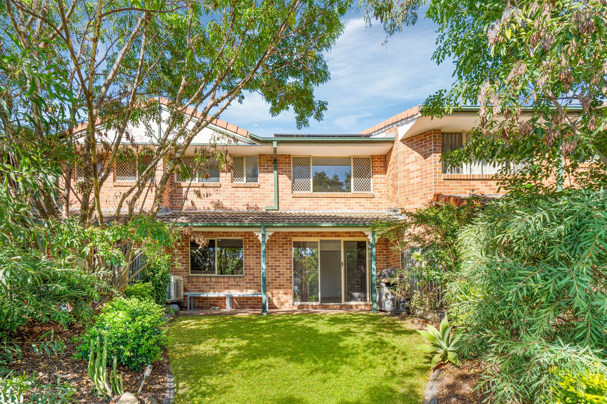 Exceptional Townhouse in Prime Burleigh Waters Location