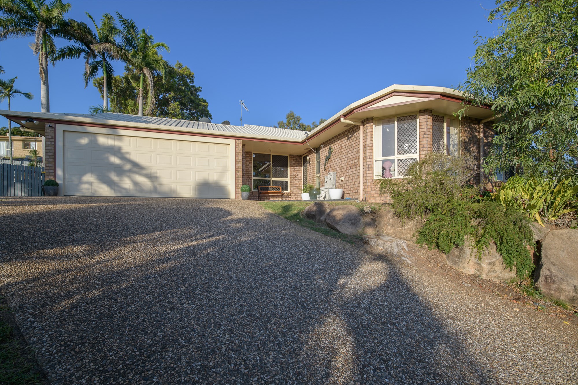 Family Home In Quiet Lakeside Location