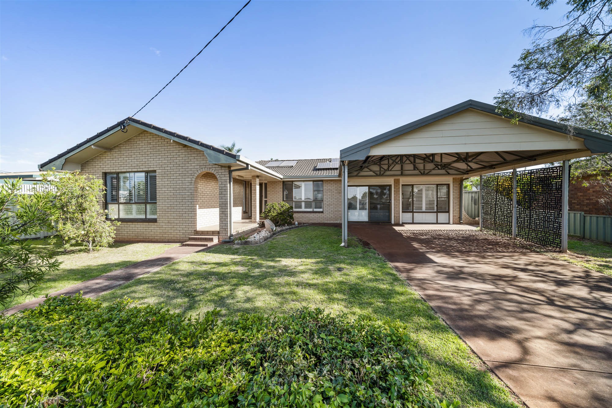 Family Home Close to Racecourse