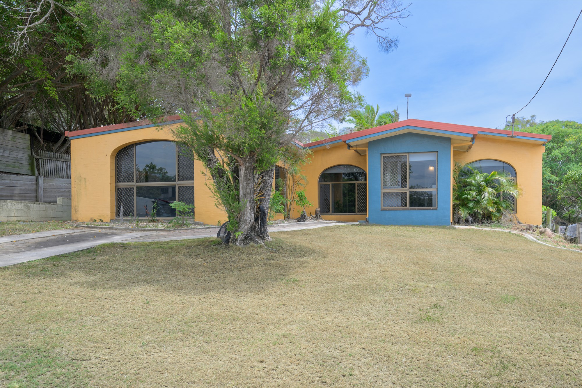 Family Home In Sun Valley With Pool, Side Access & Shed!