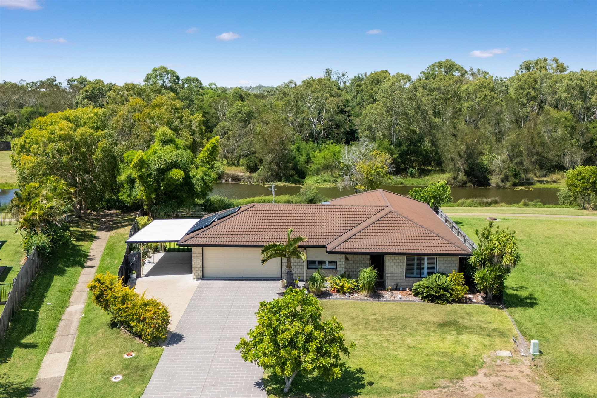 Family Home – Manicured Lakeside Living