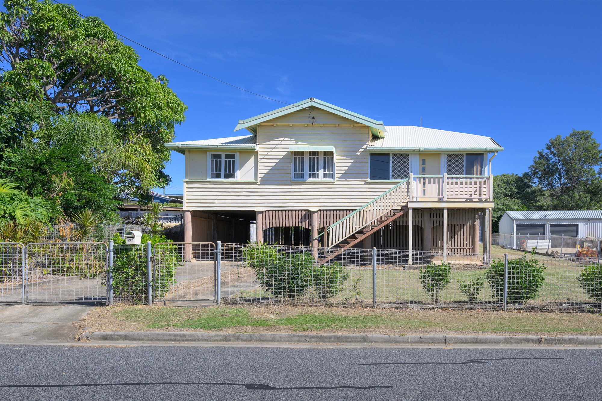 Charming Queenslander with Spacious Yard & Double Shed – Your Renovator’s Dream!