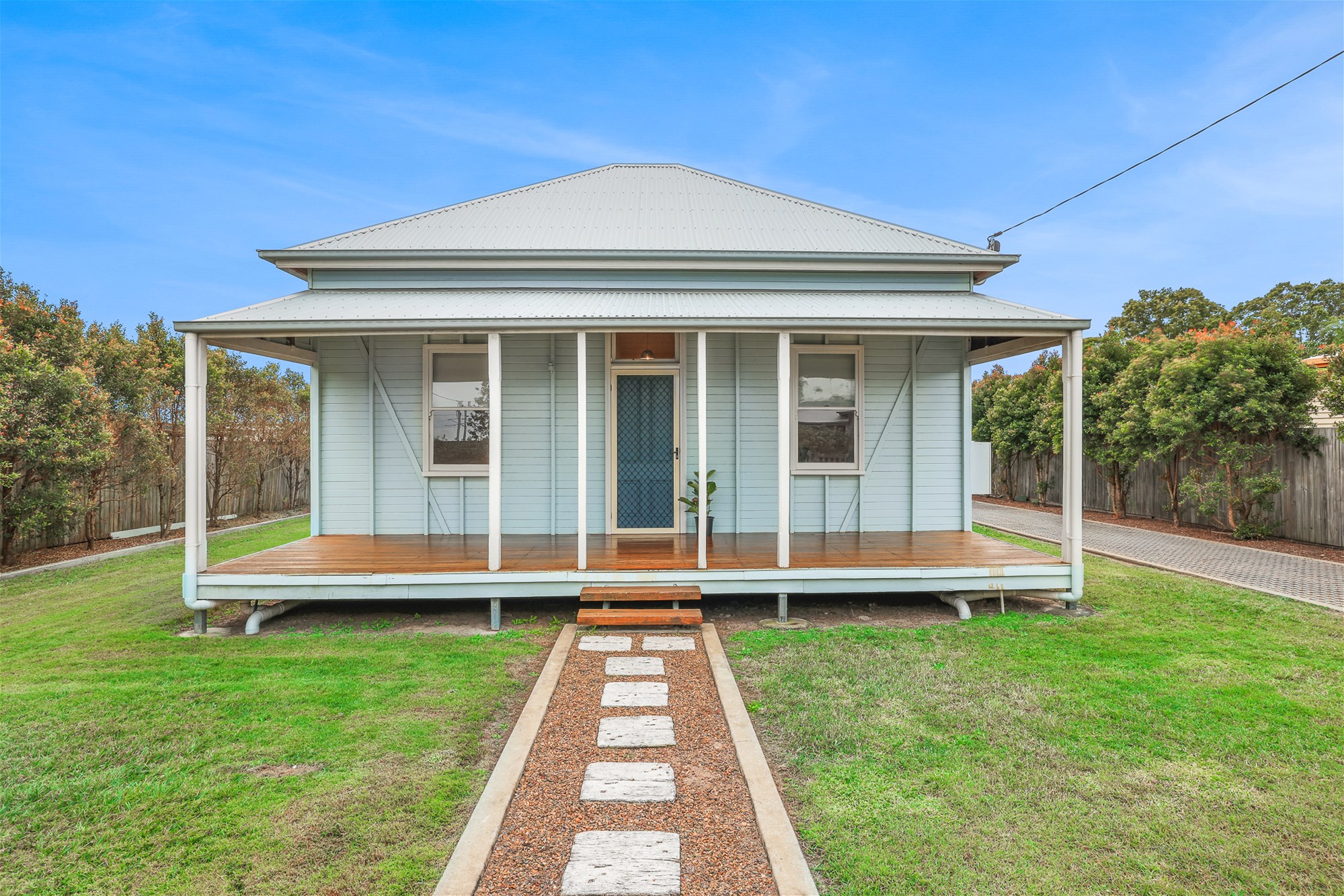 CHARMING QUEENSLAND COTTAGE WITH SHED IN PRIME LOCATION