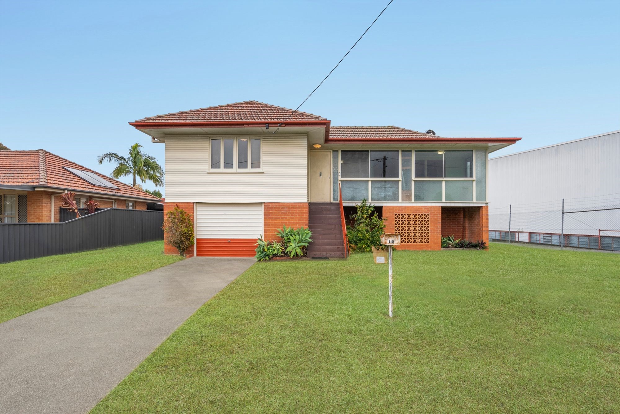 Solid Post-War Classic on 607m² – In Prime Kedron Location!