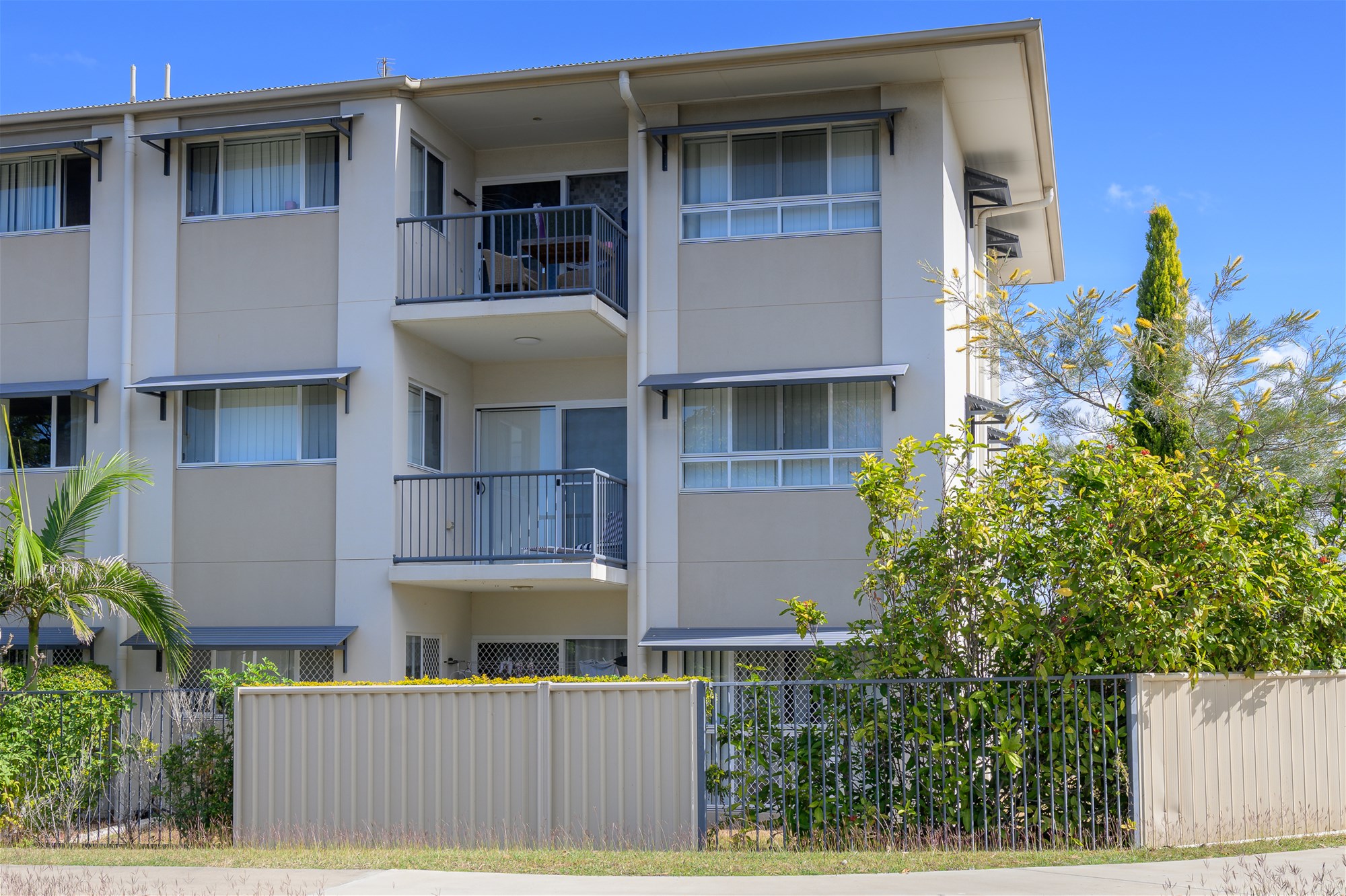 Modern, Move-In Ready & Metres from the Beach – 2-Bed Coastal Gem