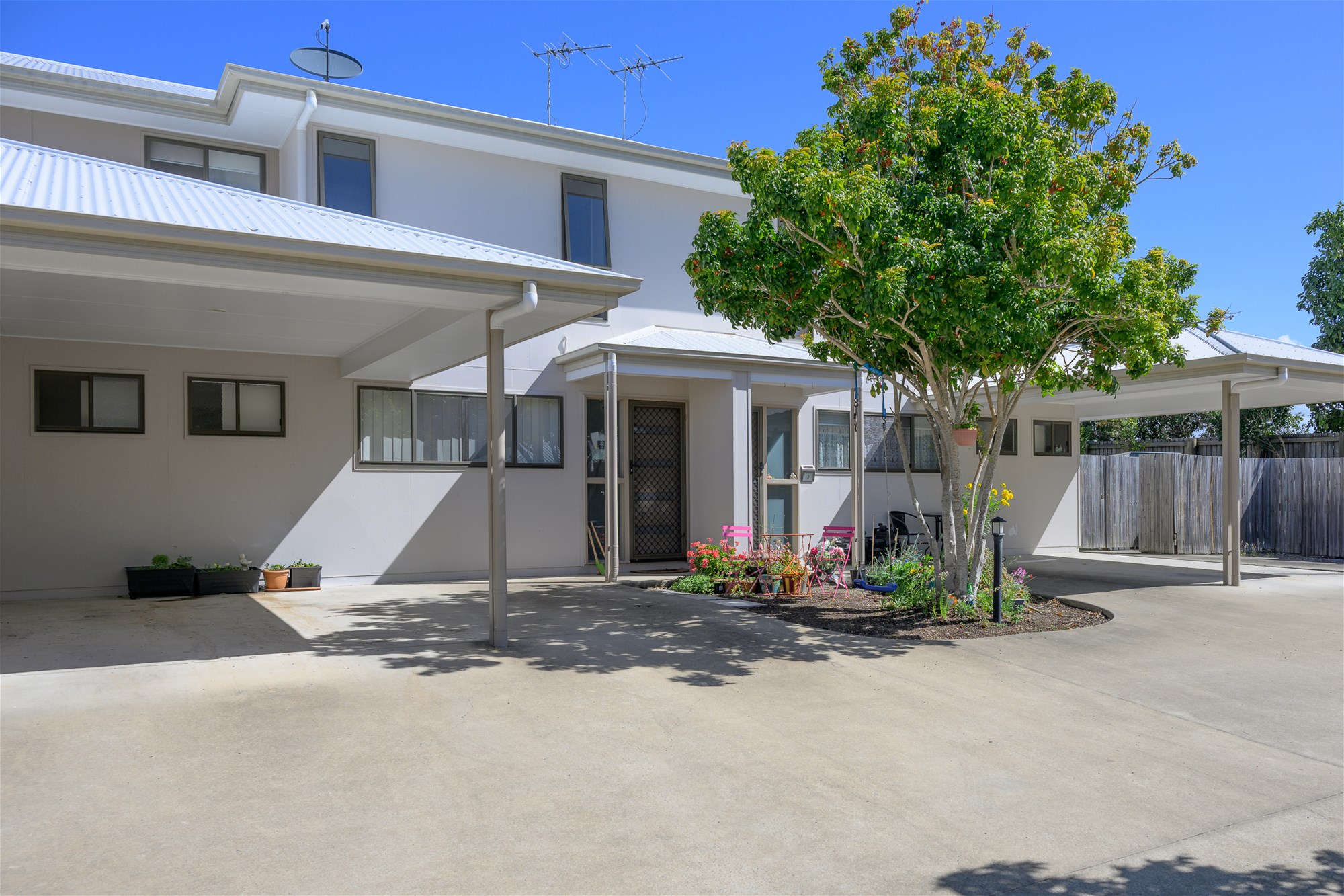 Low-Maintenance Living in a Peaceful Calliope Pocket!
