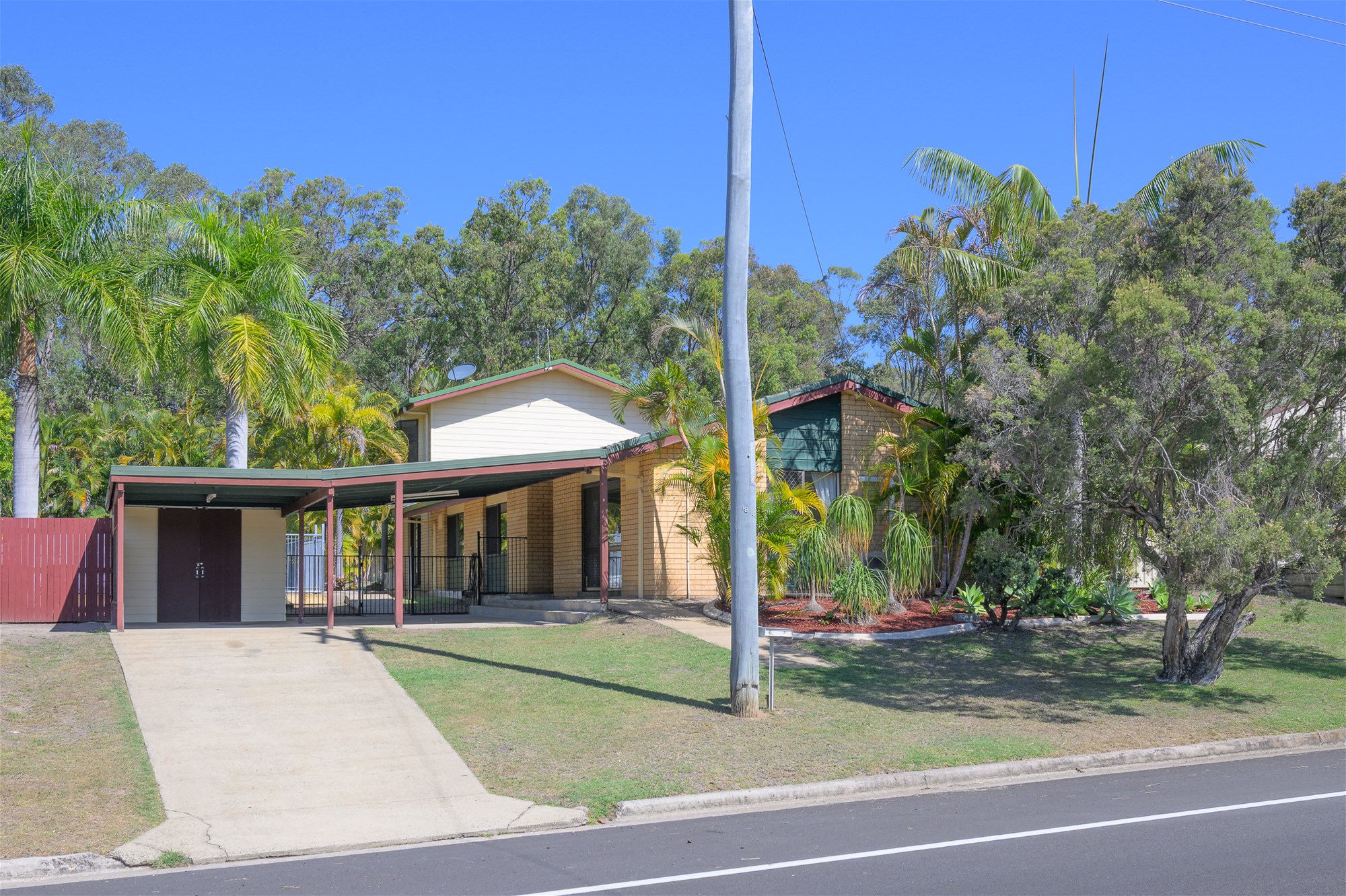 Spacious Family Living with Pool & Privacy – Prime Clinton Location