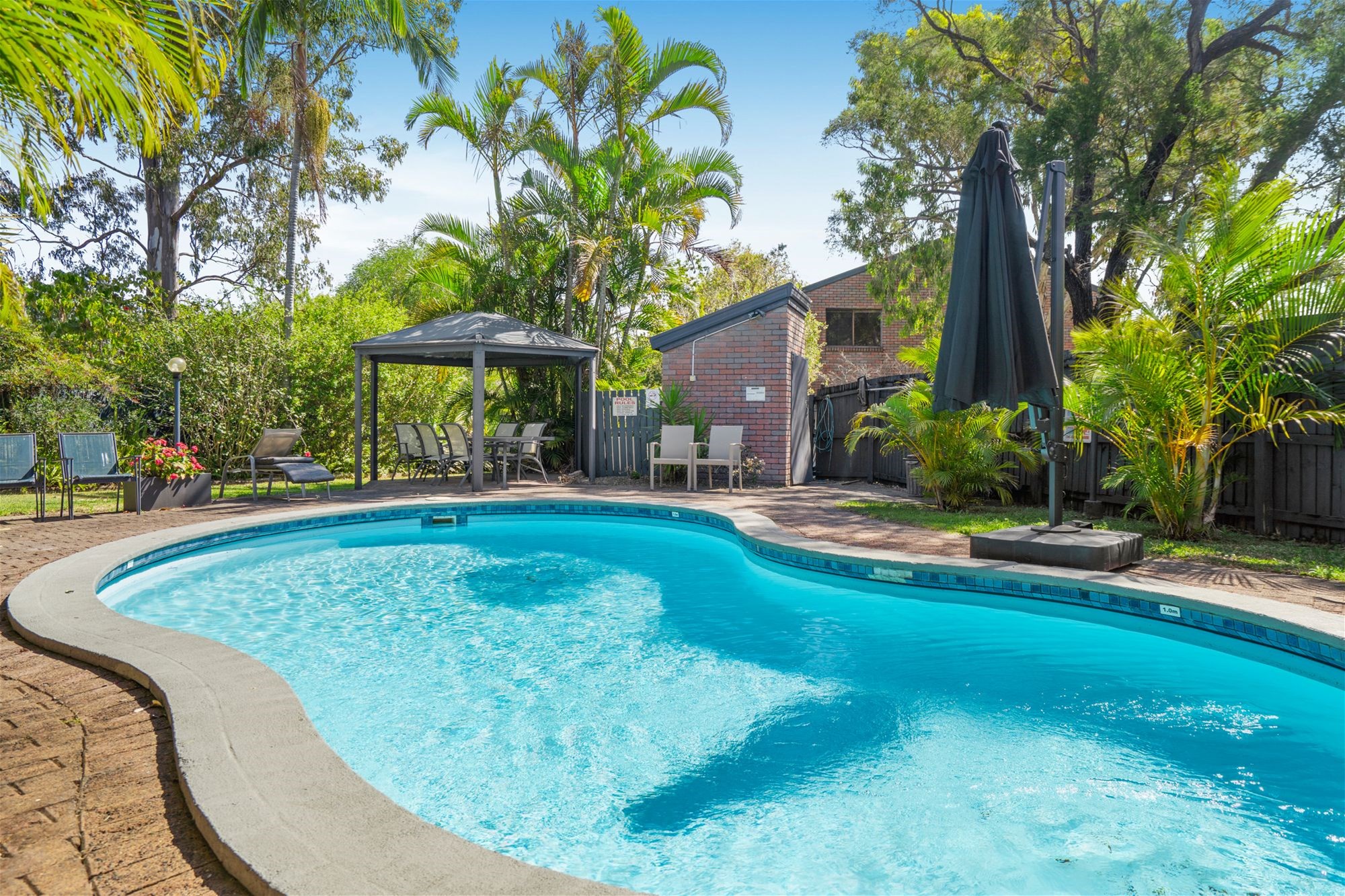 Spacious Townhouse in Boutique Complex – Walk to Everything