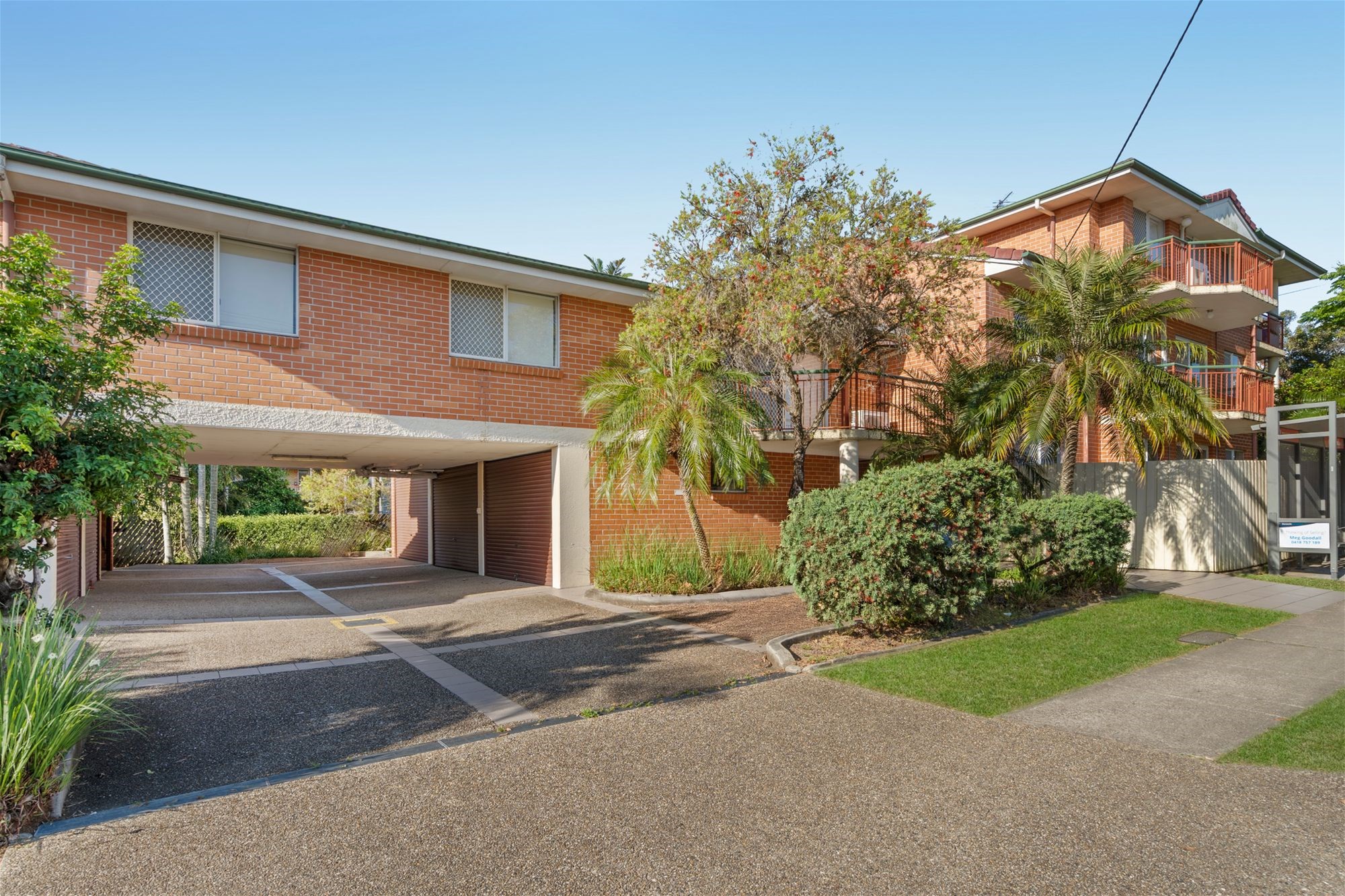 Move-In Ready Unit in Prime Kedron Location!
