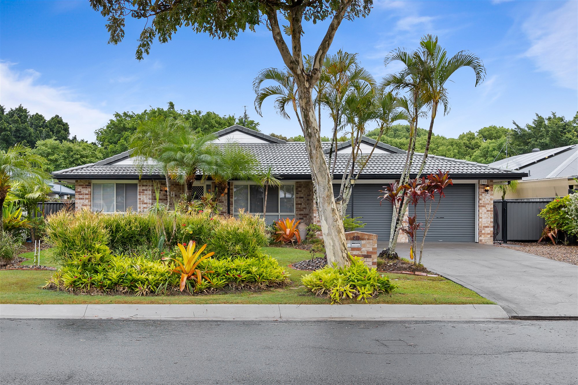 Family Entertainer with Pool, Workshop & Parkland Views