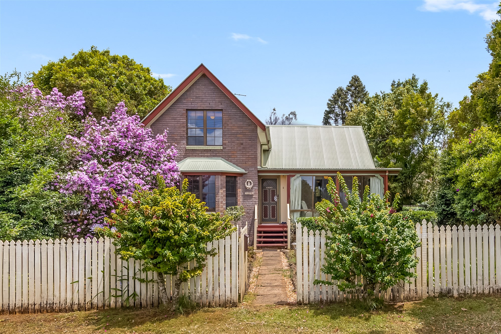 Charming Character Home with Cathedral Ceilings, Views & Triple Garaging – Prime Montville Location