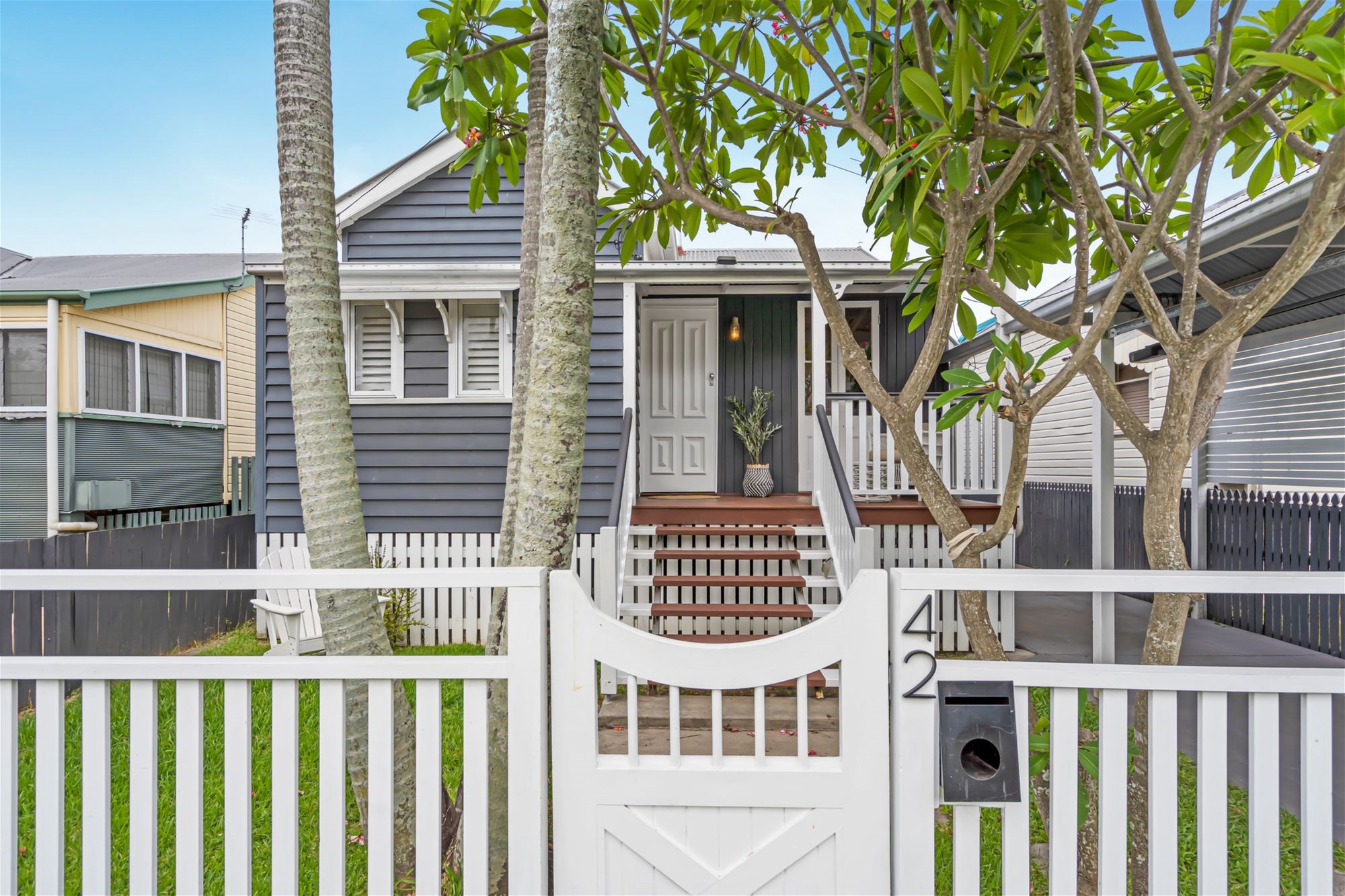 Charming Coastal Cottage with Modern Flair – Walk to the Foreshore