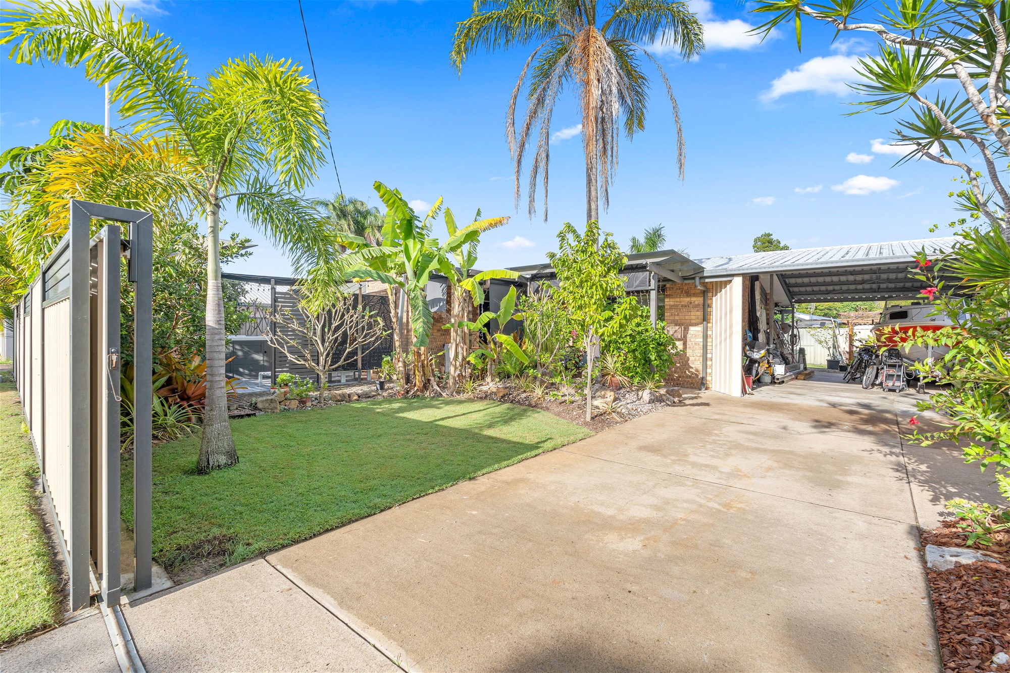 Completely Renovated Coastal Stunner –Walking distance to Esplanade