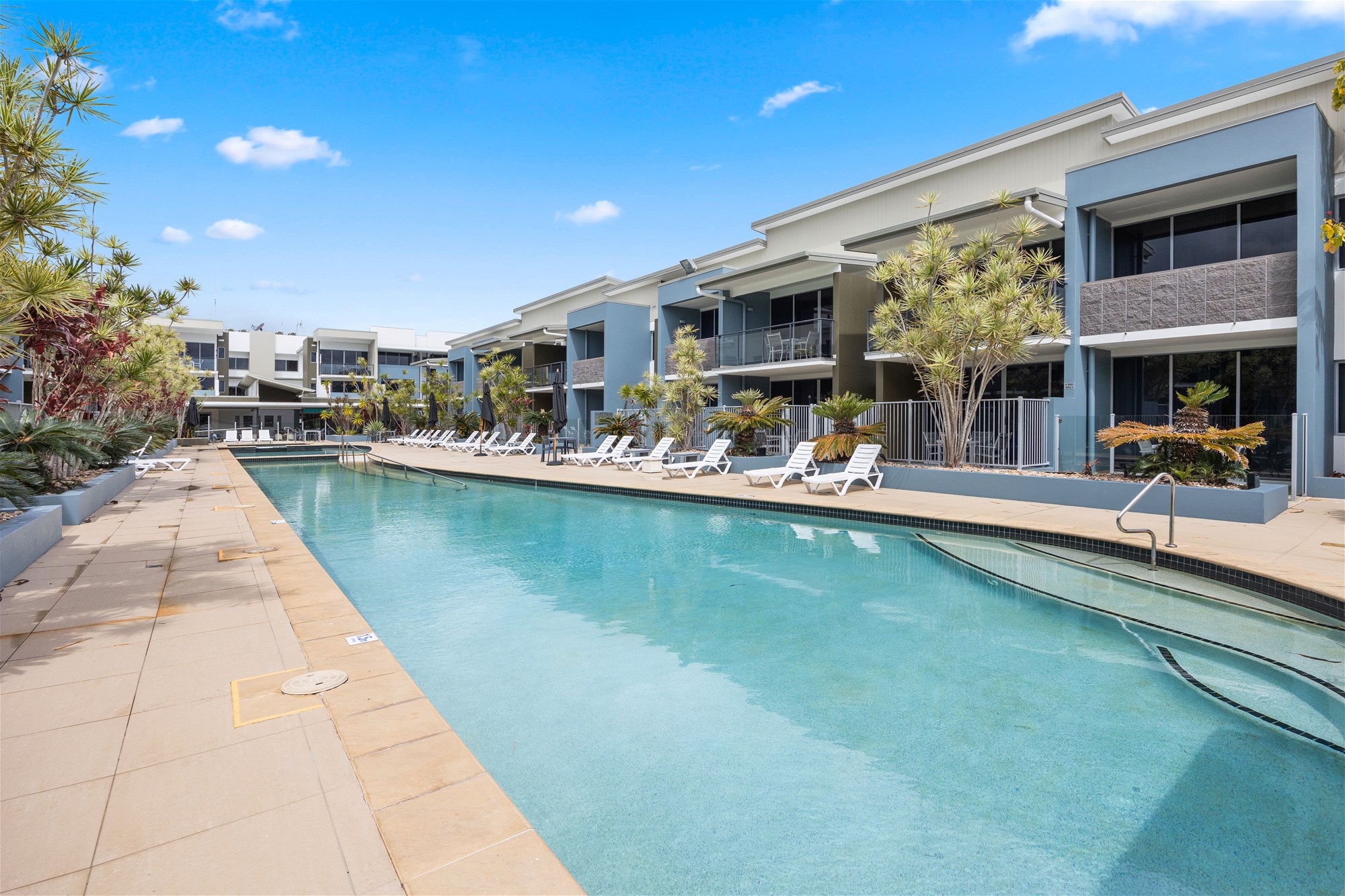 DUAL KEY – POOLSIDE – WALK TO MARINA AND BEACH