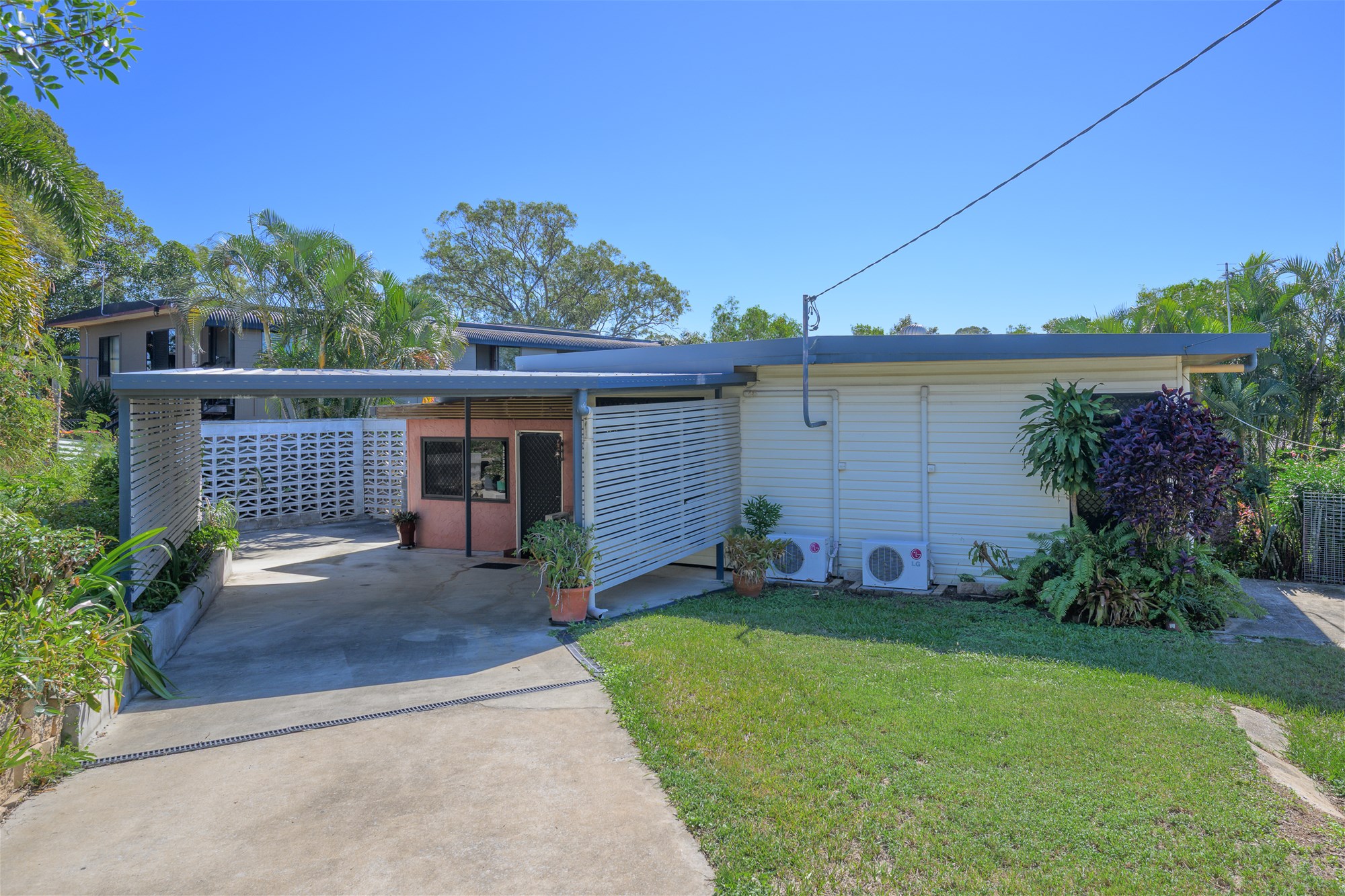 Tropical Privacy, Expansive Entertaining and Flexible Family Living