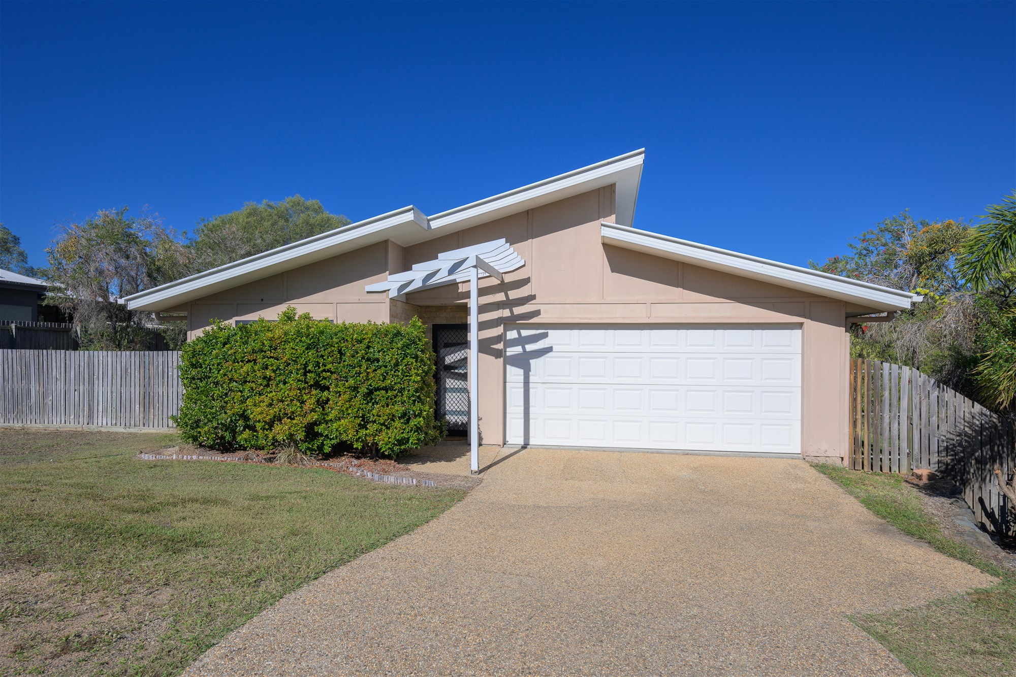 Modern Family Comfort in a Quiet Glen Eden Setting
