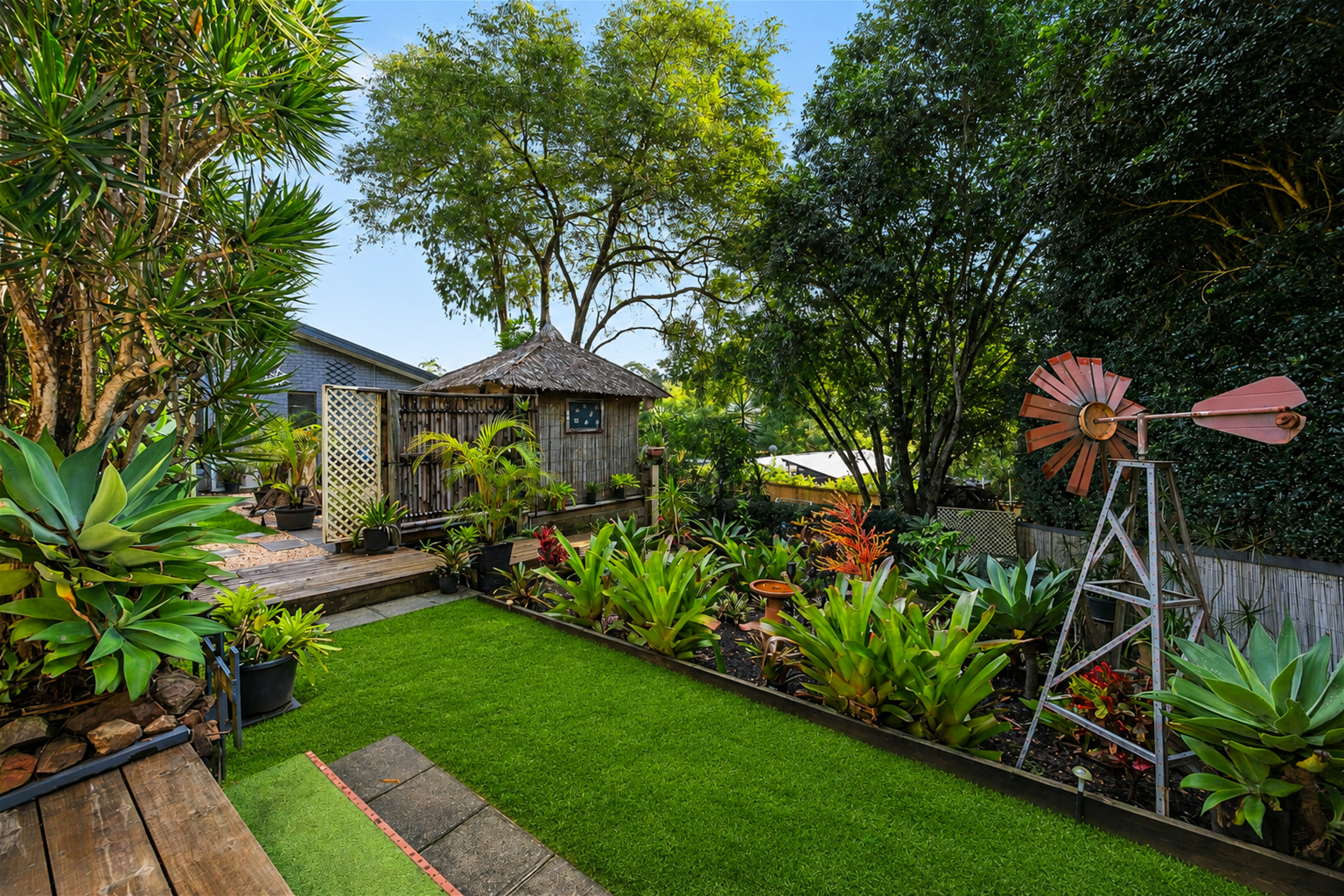 A Private Family Oasis on 987m² – Entertainer’s Dream with Stunning Gardens